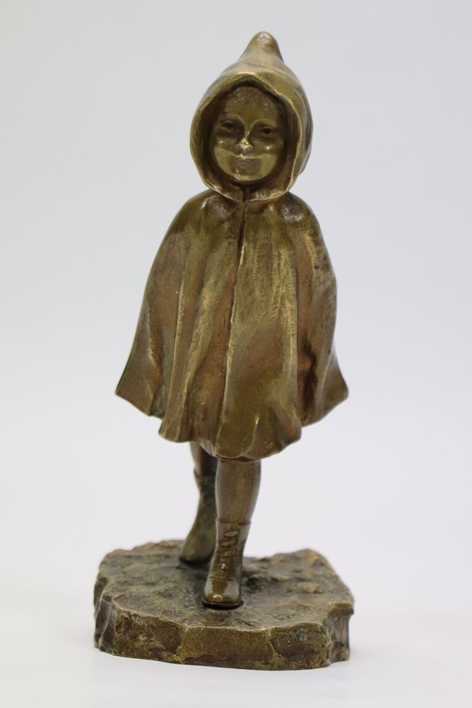 Aristide de RANIERI (1865-1929) 阿里斯蒂德-德-拉尼埃（1865-1929）。带着斗篷的孩子。鎏金青铜雕像。阳台上有 "A. D&hellip;