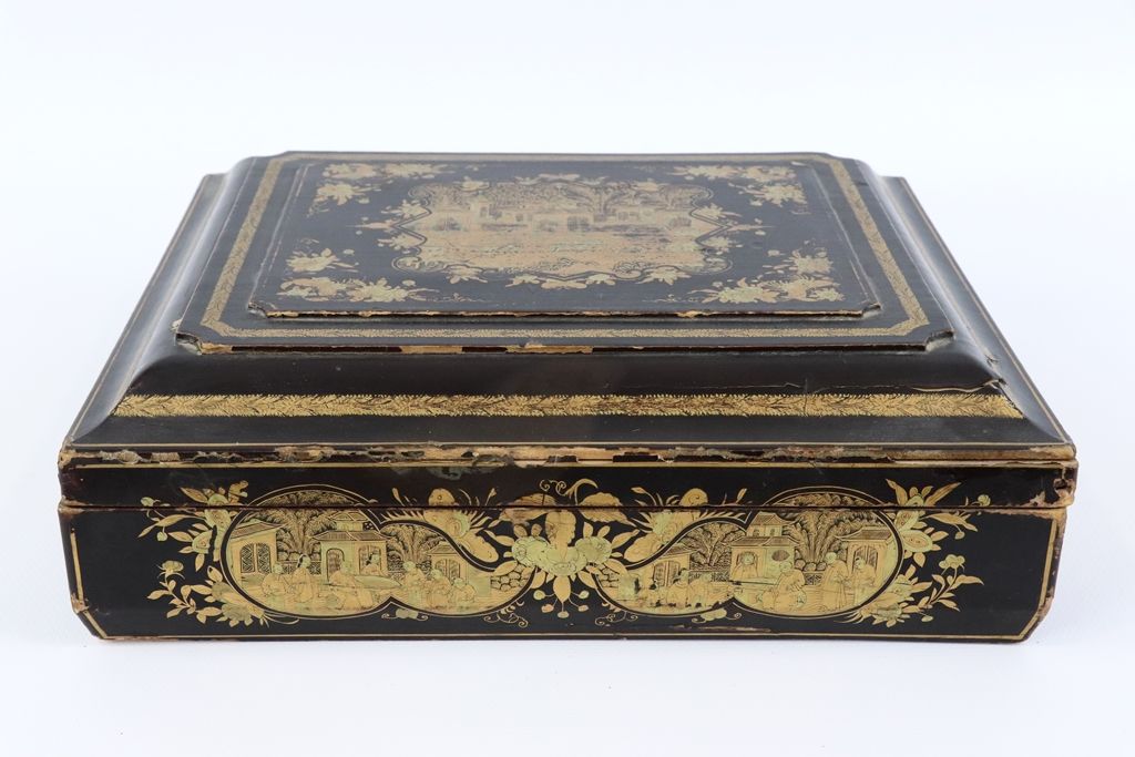 JAPON, vers 1900 日本。木质和黑漆纸板游戏盒，镀金装饰的动画场景，露出五个盒子，其中一个是长条形的，内有珍珠母代币和12个碗。1900年左右。磨&hellip;