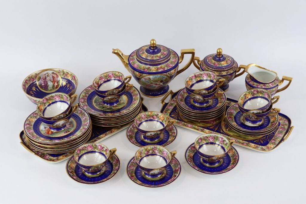 VIENNE VIENNA.瓷器茶具和甜点套装，带有动画场景的多色装饰，包括12个杯子，12个碟子，1个茶壶，1个牛奶壶，1个糖壶，11个盘子，1个碗和2个蛋糕&hellip;