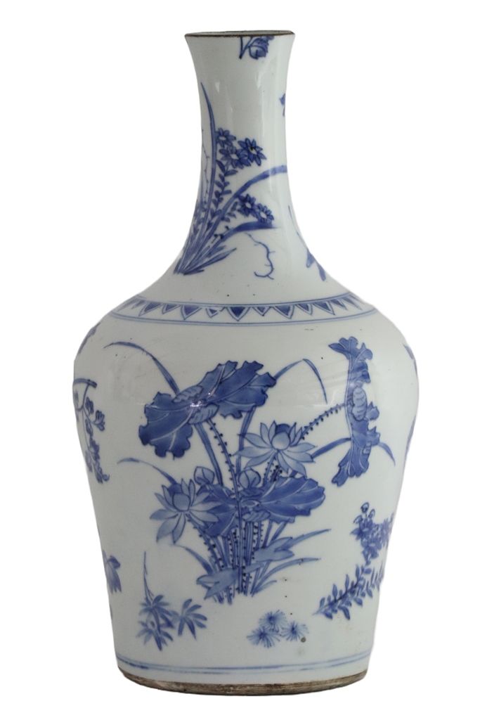 CHINE. VASE A LONG COL ET PANSE GALBEE CHINA. Jarrón de porcelana blanquiazul de&hellip;