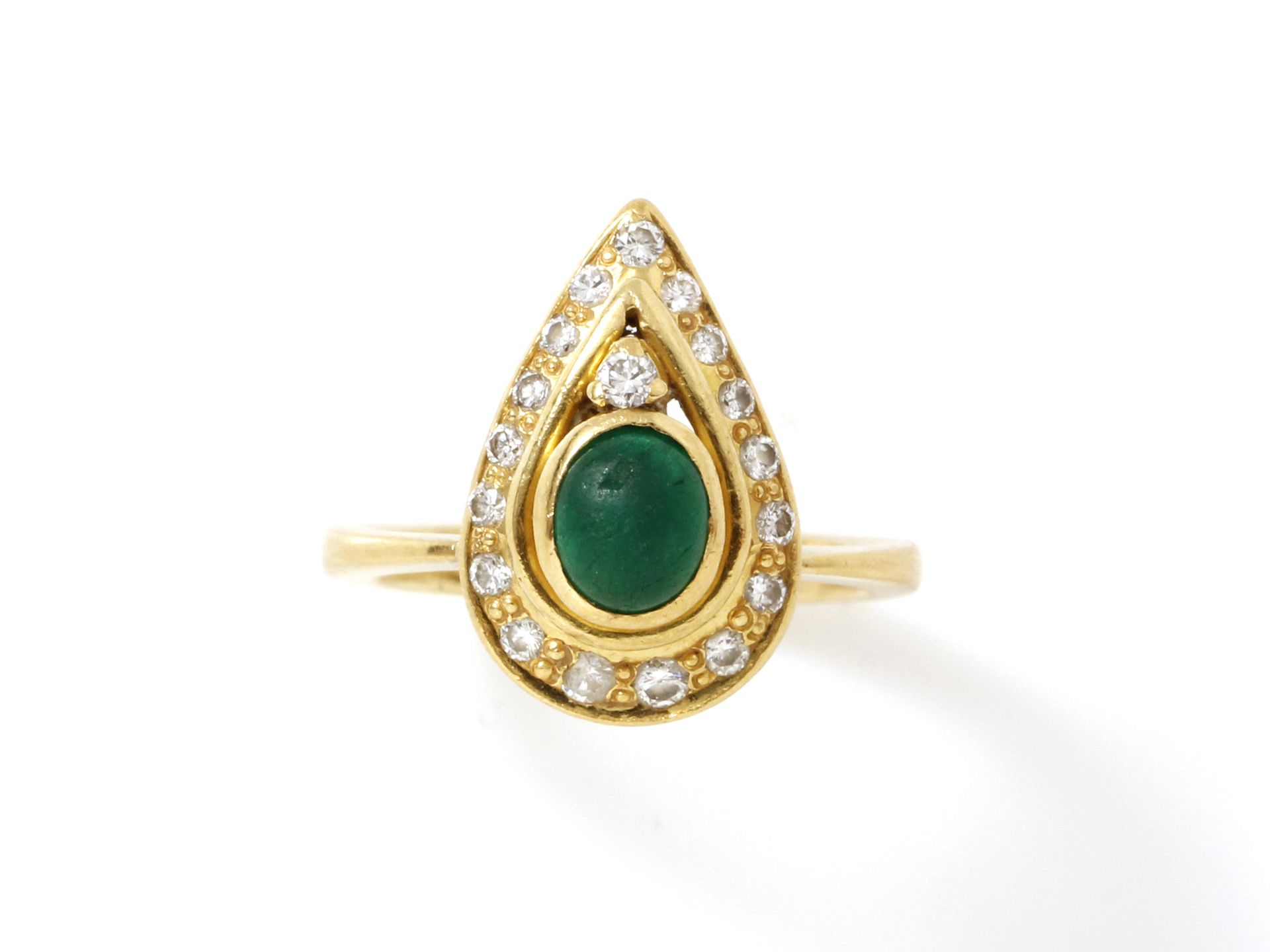 Null NV 7018 - 750千分之一黄金戒指，装饰有凸圆形祖母绿的封闭式镶嵌，周围有明亮式钻石。(绿宝石上的筹码)
毛重：5.60克。TDD: 53