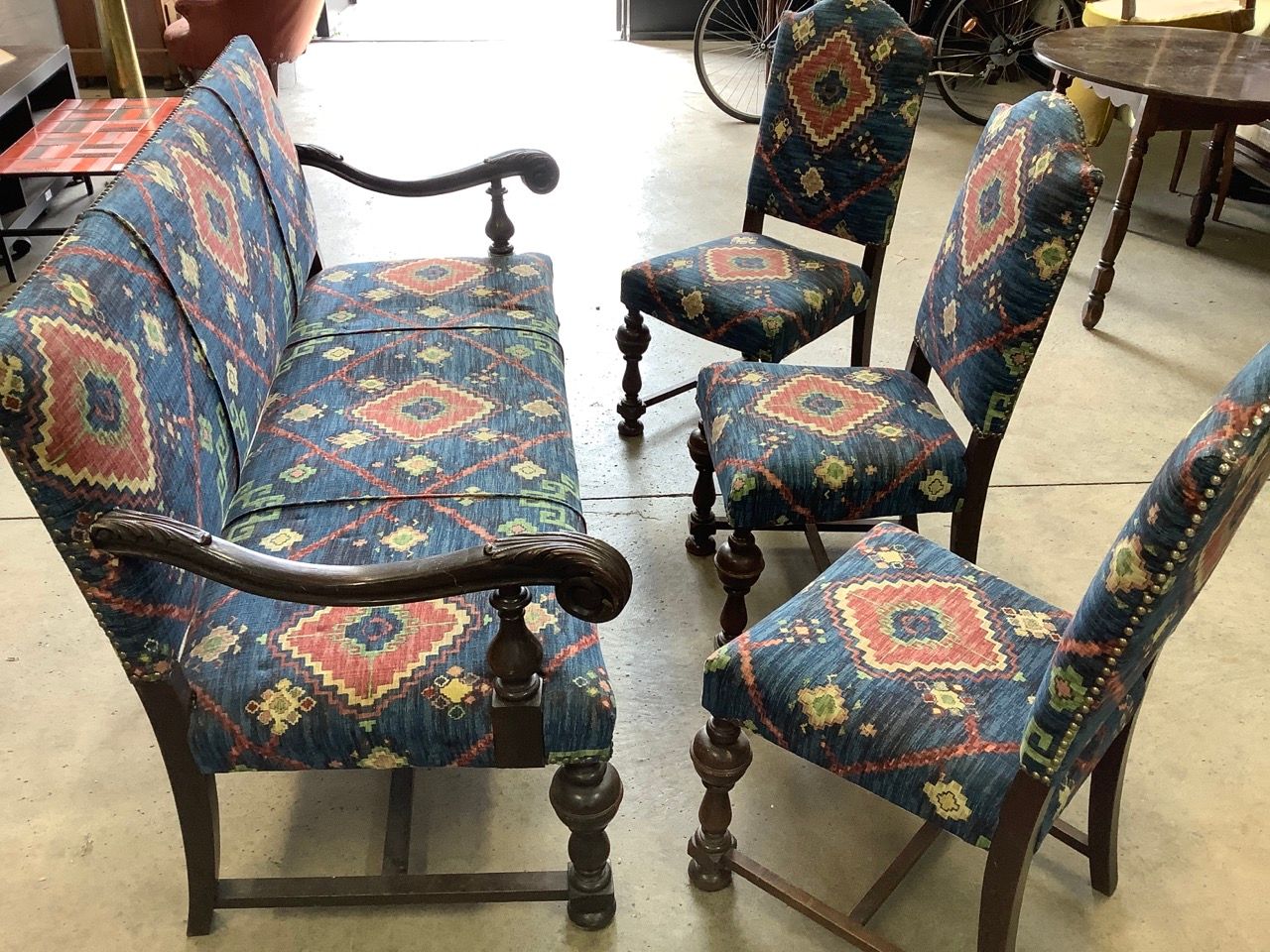 Null Canapé 3 places et 3 chaises assorties, style Louis XIII, tissus en bon éta&hellip;