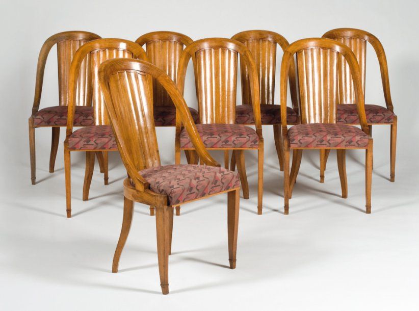 TRAVAIL MODERNE Suite de huit chaises D'après un modèle de Ruhlmann en bois vern&hellip;