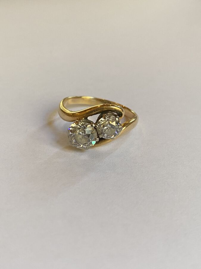 Null BAGUE "Toi et Moi" en or jaune 750/°° ornée de deux diamants de taille anci&hellip;