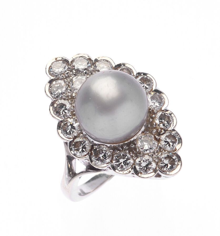 Null BAGUE "Navette" en or gris 750/°° ornée d'une perle de culture grise 11 mm &hellip;