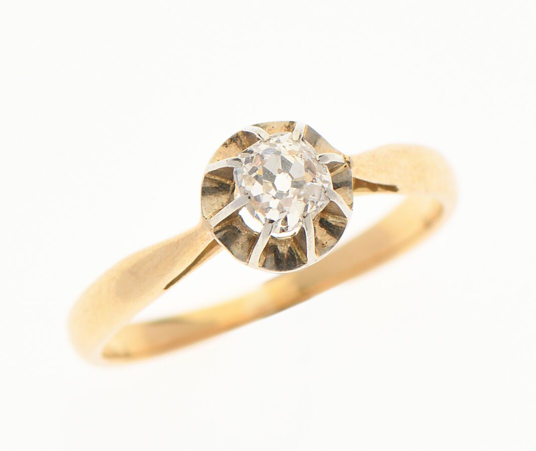 Null BAGUE solitaire en or jaune 750/°°et diamant de taille ancienne taille cous&hellip;