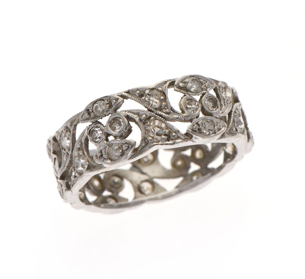 Null BAGUE anneau ajouré en or gris 750/°° et platine 850/°° à décor feuillagé o&hellip;
