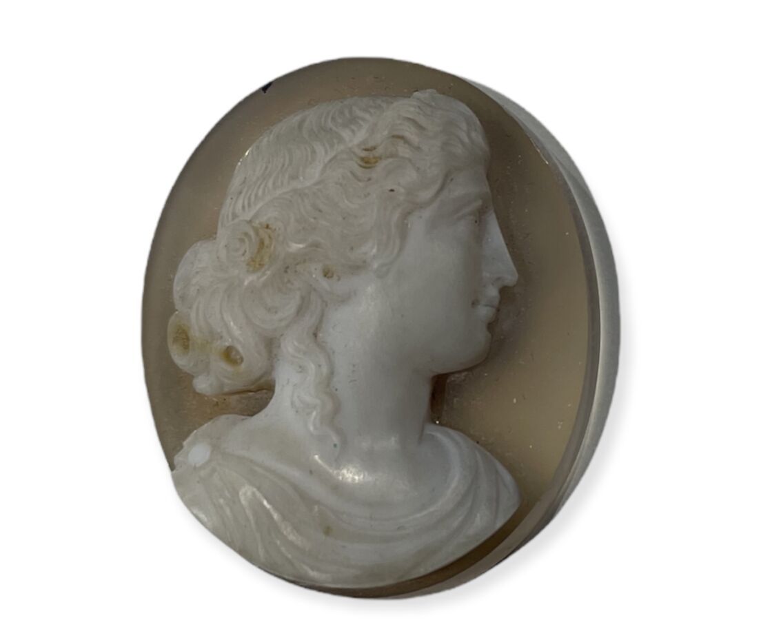 Null CAMEE sur agate au profil d'une jeune femme. Fin XIXème siècle.