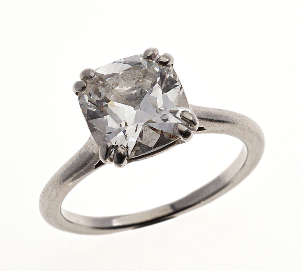 BAGUE solitaire en platine 850/°° ornée d'un diamant de taille coussin de 2.30 c&hellip;