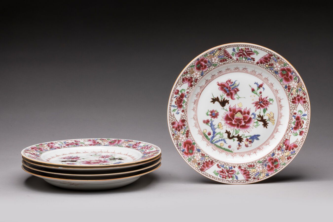 Null INDES公司的竞争。五个伊万里类型的花卉装饰瓷盘。中国，19世纪。D. 24,5厘米。小事故和缺口（3个可见）。