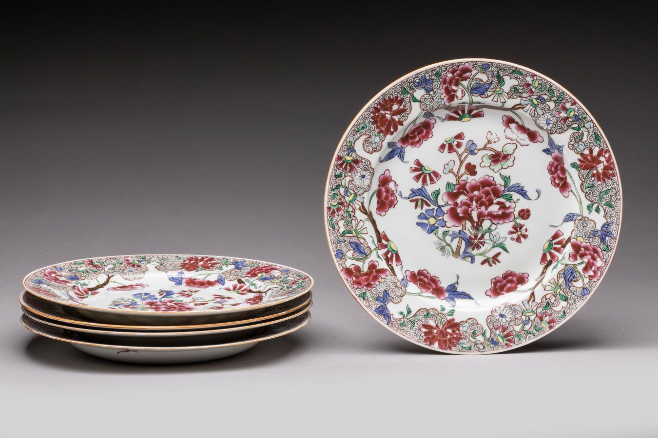 Null INDES公司的竞争。五个带伊万里装饰的瓷盘。中国，19世纪时期。D. 24厘米。修复和缺口（5个可见）。