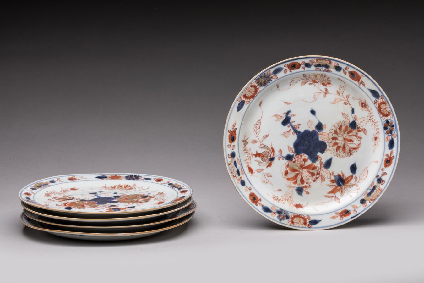 Null INDES公司的竞争。五个伊万里类型的花卉装饰瓷盘。中国，18世纪。D. 21,2厘米。 裂缝和修复。
