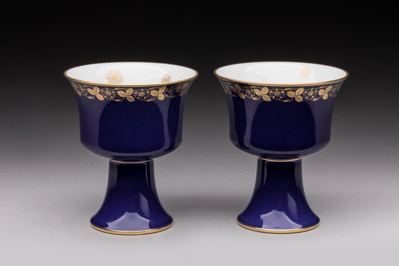Null Sevres, 1903-1913.两只小瓷杯，底部有蓝色和金色的装饰。高10,5，深8,5厘米。