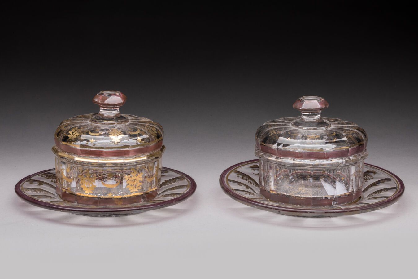 Null 一对镀金和粉红色装饰的水晶DRAGEOIRS。查理十世时期。Drageoirs : 高9,5厘米，长10厘米；碟子:D. 16厘米。有些轻微的缺口。