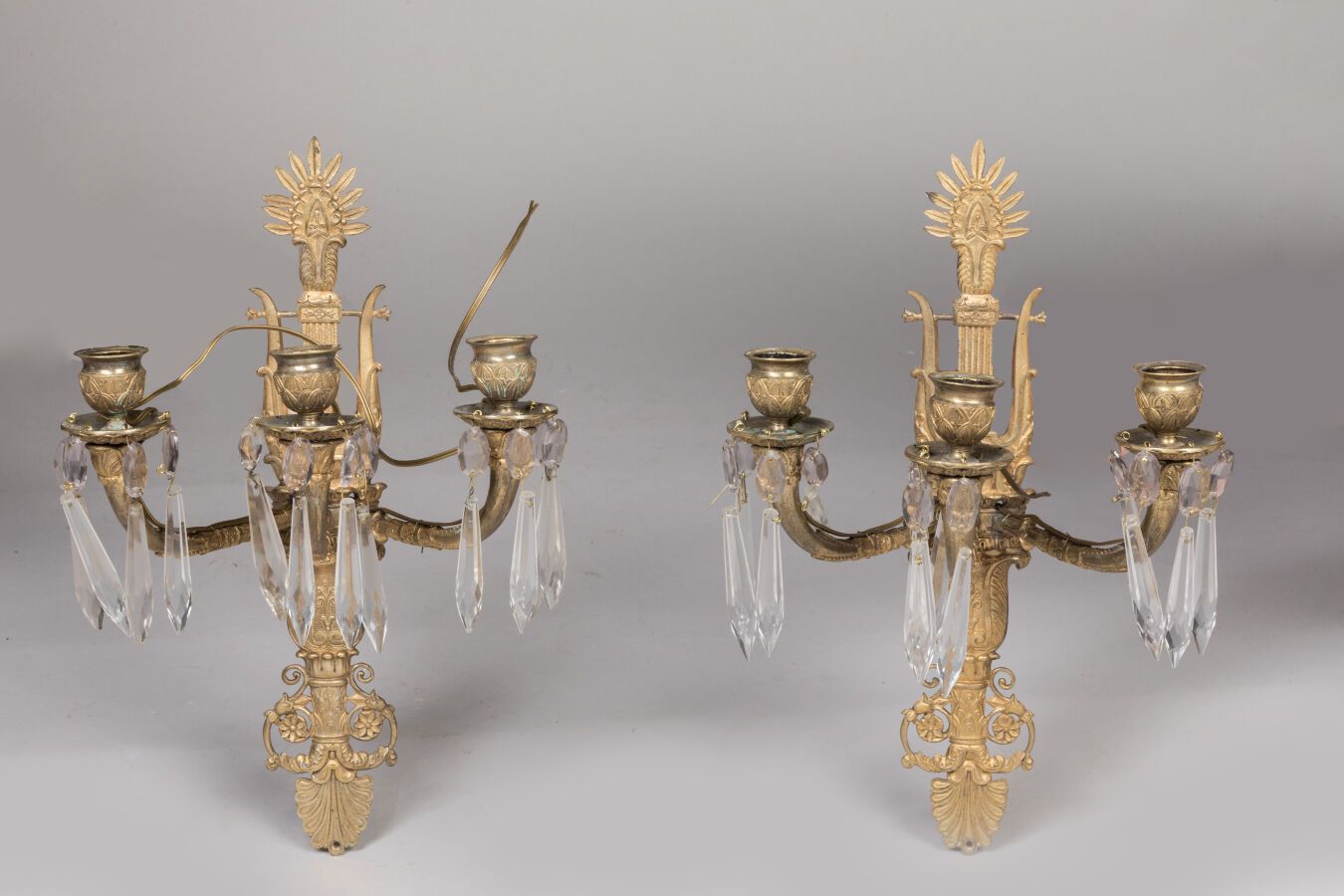 Null Paire d'APPLIQUES en bronze doré en forme de lyre et volutes à trois bras d&hellip;