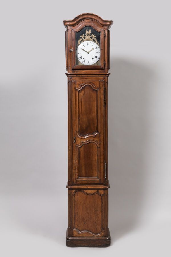 Null 胡桃木落地钟，有一个珐琅彩的公鸡表盘。18世纪。232 x 50 x 33厘米。

小的损坏和丢失的零件。
