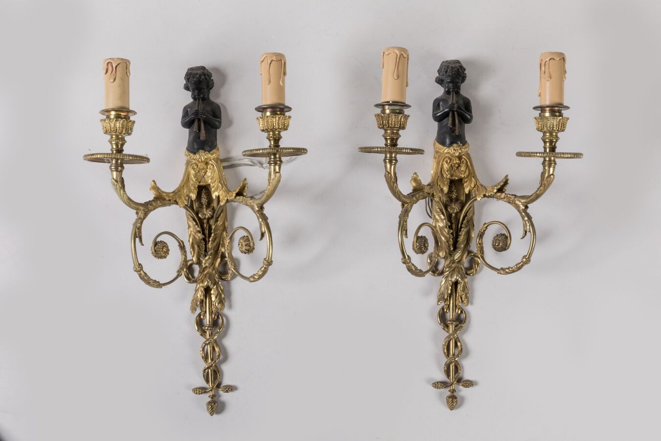 Null 戒指？ 一对带有长笛演奏者装饰的木制和发黑的青铜器具，带有两个滚动的灯臂。路易十六风格，拿破仑三世时期。高44厘米。

轻微的铜锈缺陷。