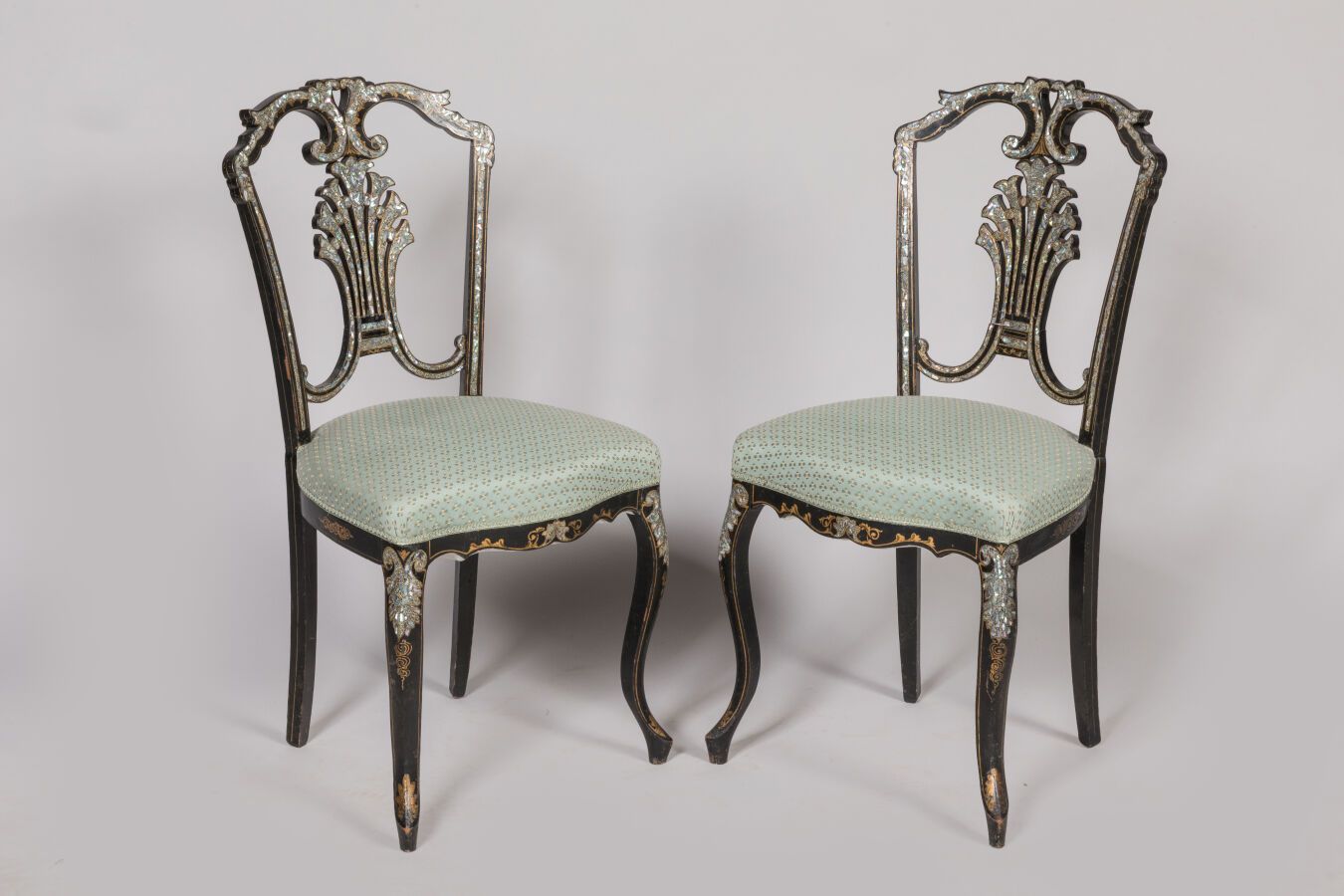 Null Pair of black lacquered wood chairs with mother-of-pearl and gilded decorat&hellip;
