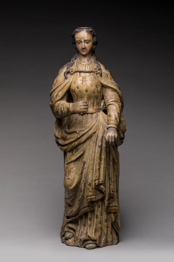 Null 一个多色重漆的圆形雕塑，装饰着一个穿着宫廷服装的圣女，左臂下垂，右臂折叠，头发没有绑。法国，17世纪末。高85厘米。小事故、修复和丢失的零件。