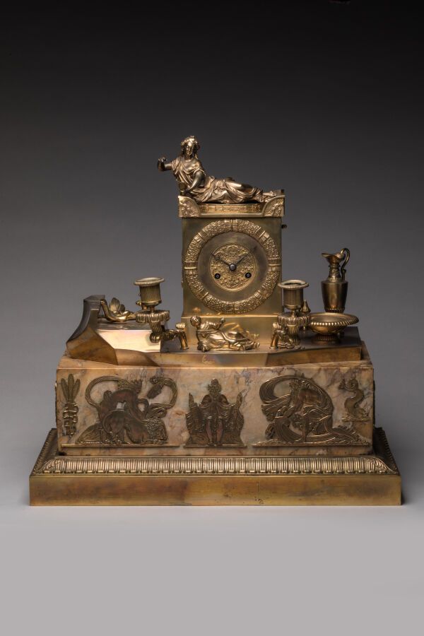 Null PENDULE de bureau en bronze doré et marbre de Sienne, à décor d'une borne s&hellip;