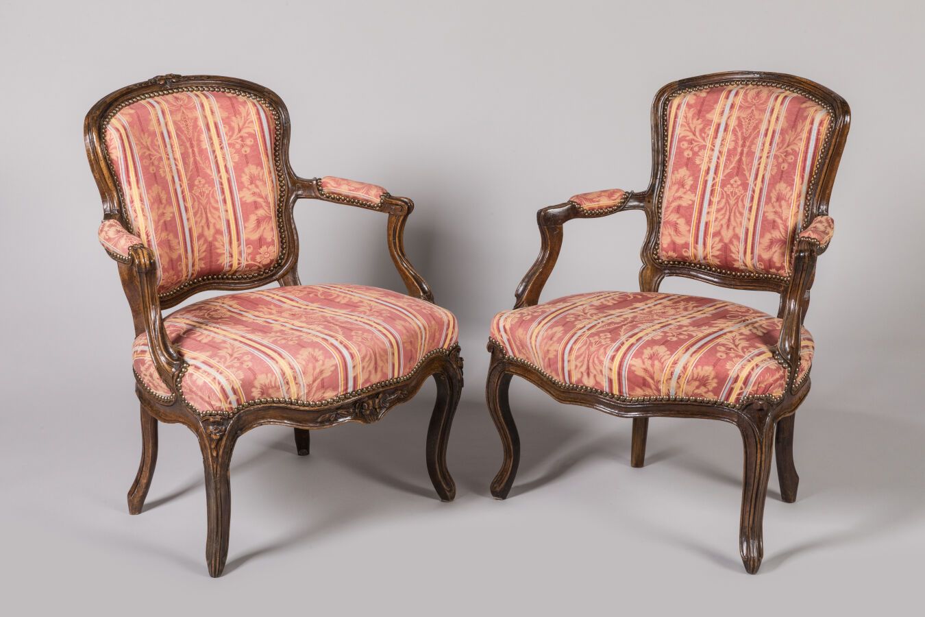 Null 一对胡桃木敞篷扶手椅，模制和雕刻的，站在弯曲的腿上。路易十五时期。98 x 58 x 51厘米。修复。