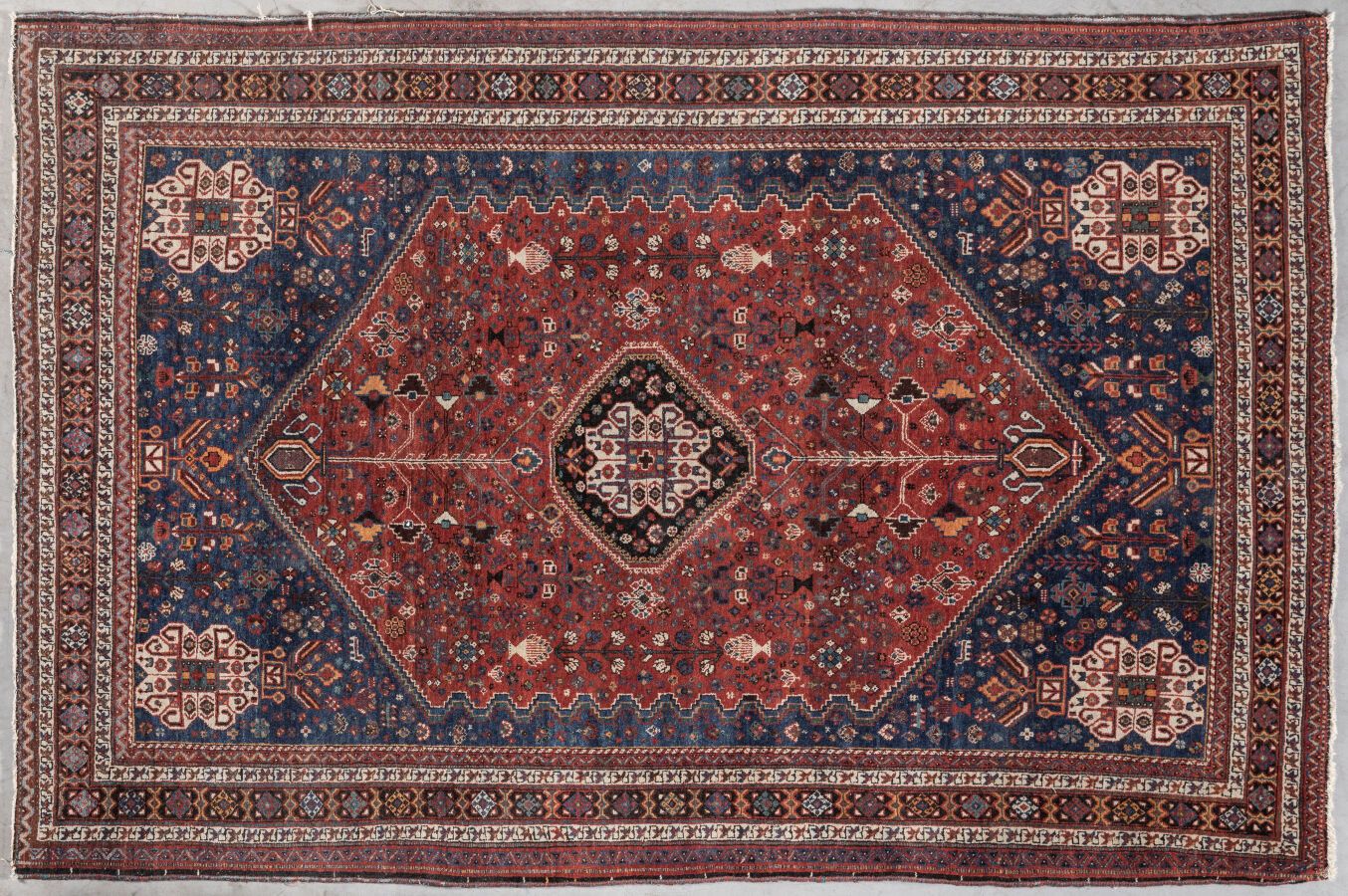 Null RUGS 棉织品 纬线 绒线 羊毛。波斯，Abadeh。20世纪中期。236 x 153厘米。边缘有磨损。RS。