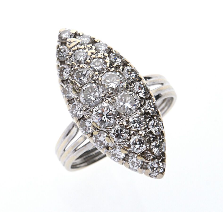 Null BAGUE "Marquise" en or gris 750/°° entièrement pavée de diamants taillés en&hellip;