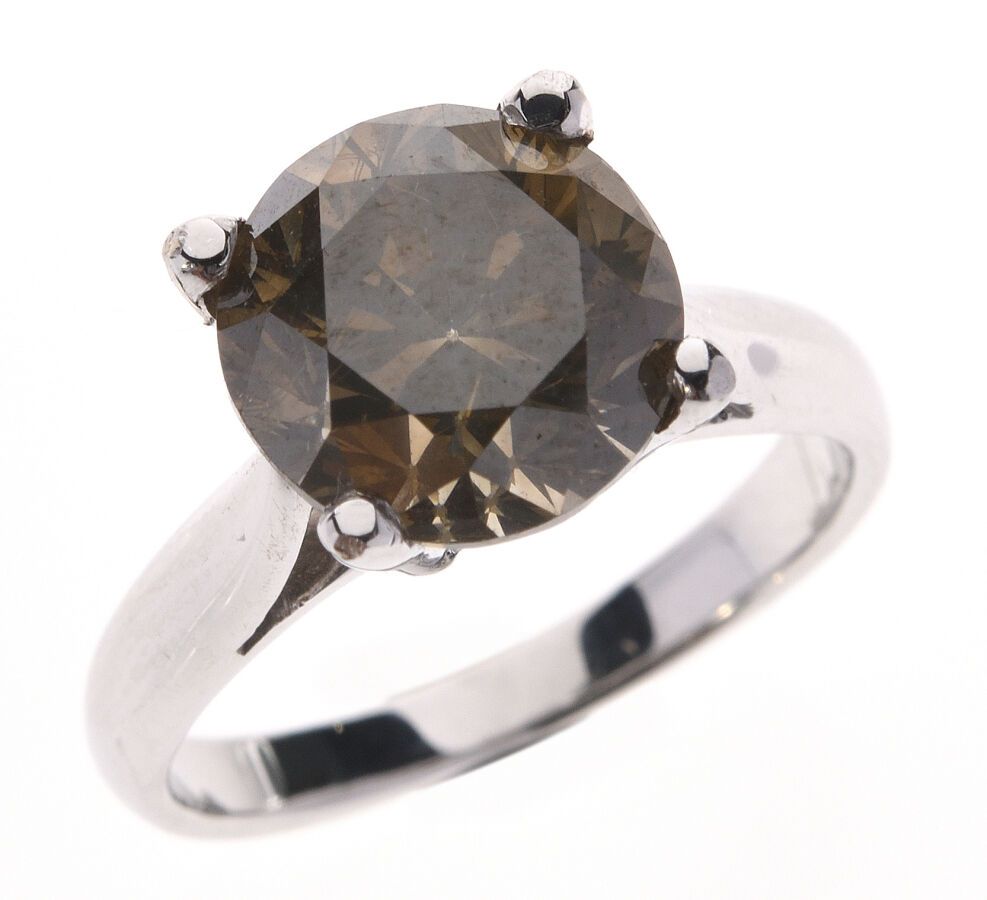 Null 750/°°白金 "单钻 "戒指，根据ALGT证书，镶嵌了一颗4.03克拉的灰黄褐色花式钻石。内含物，刻面圆形。荧光。手指大小：51。毛重：4.8克。&hellip;