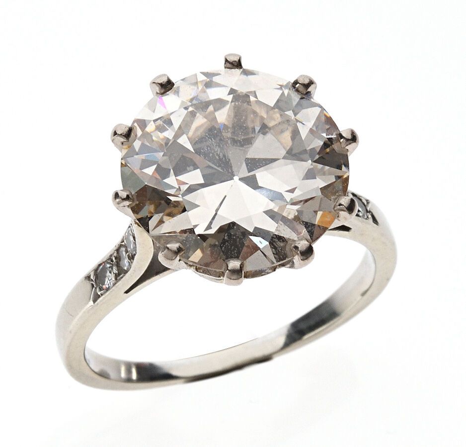 Null 750/°白金和850/°铂金 "单钻 "戒指，镶有一颗约5.30克拉的大半截钻石和8/8截钻石。纯洁性VS.约1930年的法国作品。手指大小：51。&hellip;