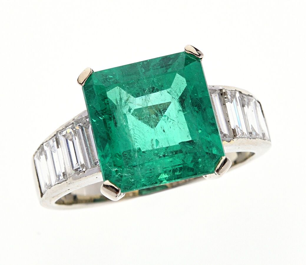 Null 750/°白金戒指，镶嵌一颗4.5克拉的方形切割祖母绿（10.3x9.9x6.4毫米），两侧各有四颗长方形钻石。产地：哥伦比亚，颜色浓绿。注意到轻微的&hellip;