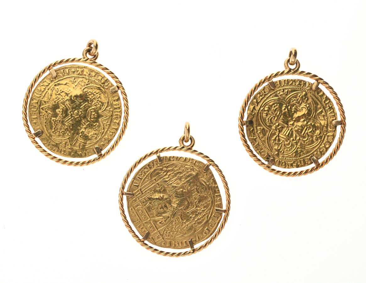 Null 三件由CHAUMET之家安装在吊坠上的作品，包括:

- 一枚查理五世（1364-1380）硬币--金脚法郎 (DUP360)

国王站在天幕上。重要&hellip;