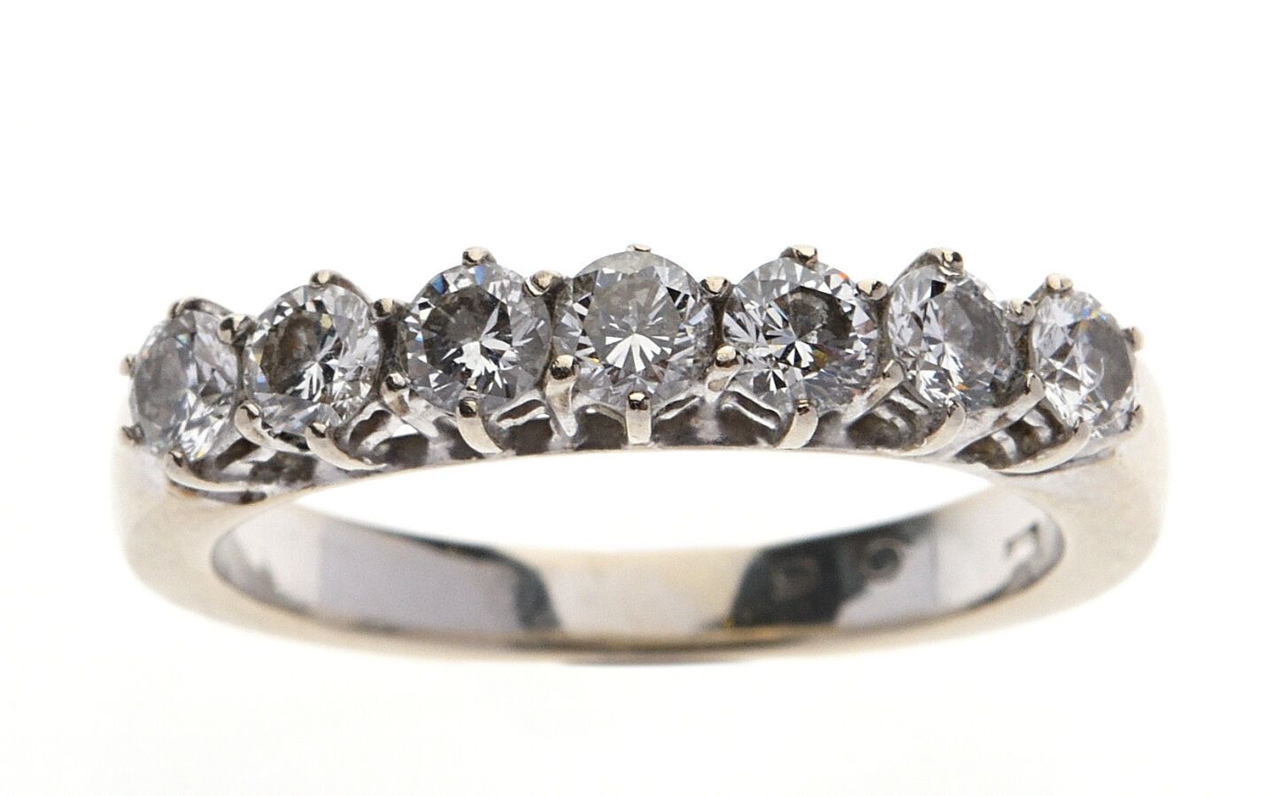 Null DEMI-ALLIANCE en or gris 750/°° sertie de sept diamants taillés en brillant&hellip;
