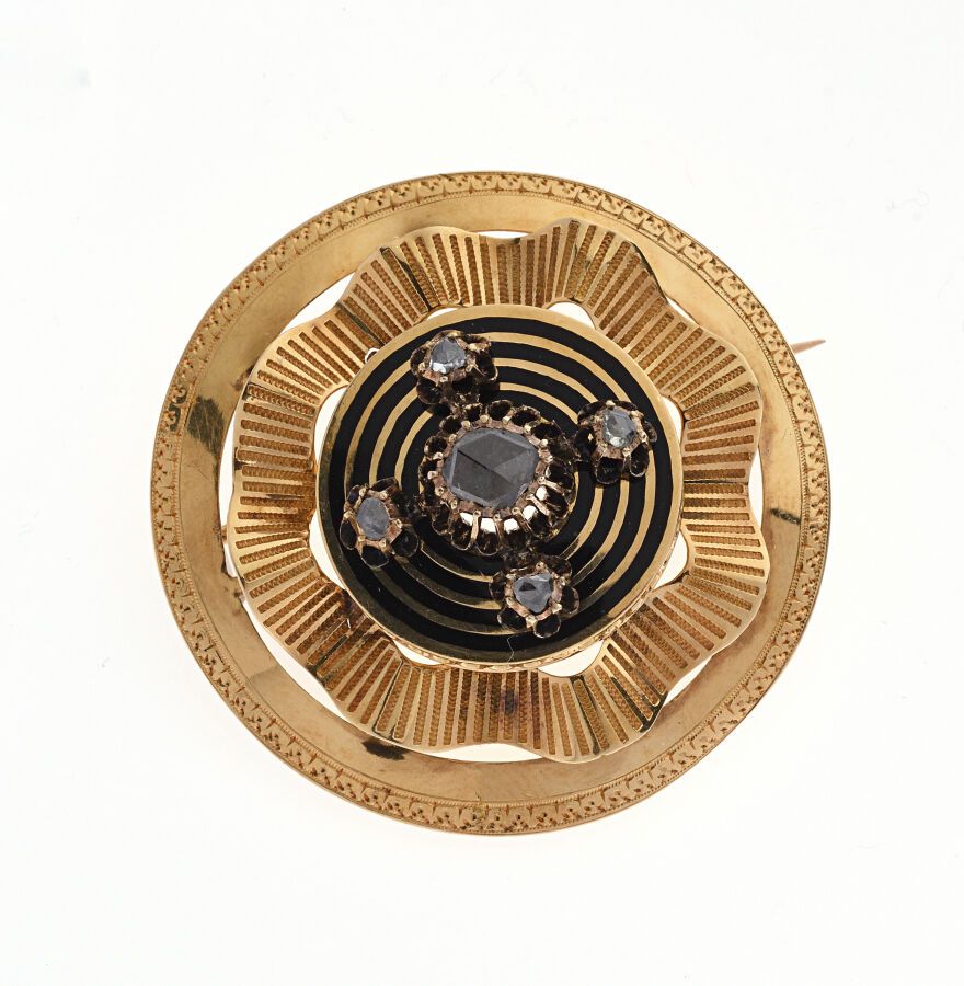 Null Rosace "胸针，750/°°的黄金材质，经过镂空、锤击和镀镍处理，中间镶嵌了五颗玫瑰式切割的钻石，其中中央的一颗更为重要。 法国作品，拿破仑三世&hellip;