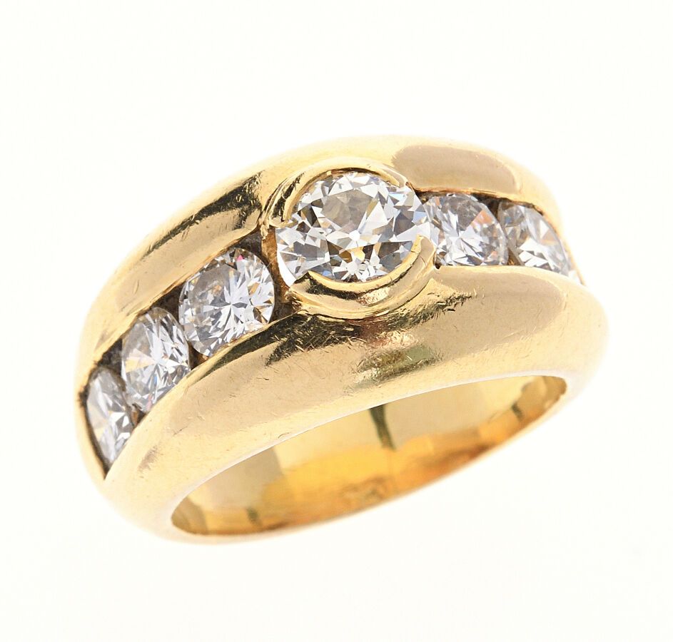 Null 一枚黄金戒指，中央有一颗0.80克拉的老式切割钻石和三颗各0.35克拉的明亮式切割钻石。钻石的总重量：约3克拉。手指大小：54。毛重：14.9克。 中&hellip;
