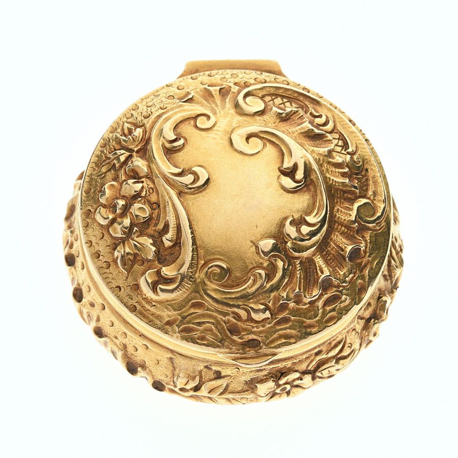 Null 黄金PILULIER 750/°°，带罗盖尔装饰。19世纪（马头标志）。D. 3.8厘米。高1.8厘米。 重量：18.0克。波苏埃。