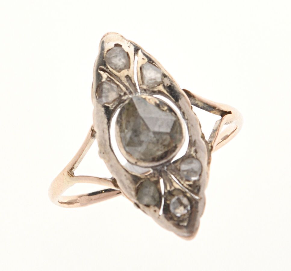 Null 585/°金 "榄尖形 "戒指，镶有一颗玫瑰式切割钻石和钻石碎片。19世纪的作品。手指大小：55。 毛重：2.1克。刮伤。