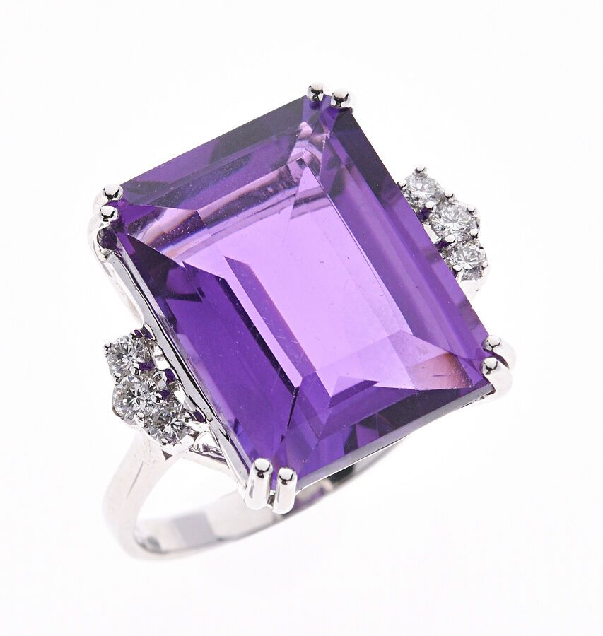 Null 750/°白金戒指，镶有一颗约11克拉的长方形紫水晶和六颗圆钻。手指大小：54。毛重：6.2克。 

360可通过复制链接获得：https://ber&hellip;