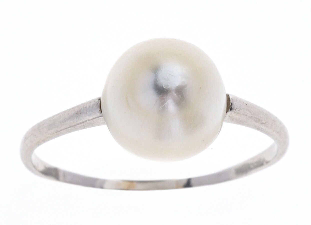 Null Anello di platino 850/°°° decorato con una mezza perla barocca. Opera franc&hellip;