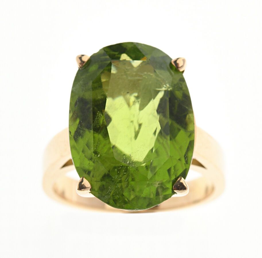 Null Yellow gold ring 750/°° set with a large peridot of 14 ct approximately of &hellip;
