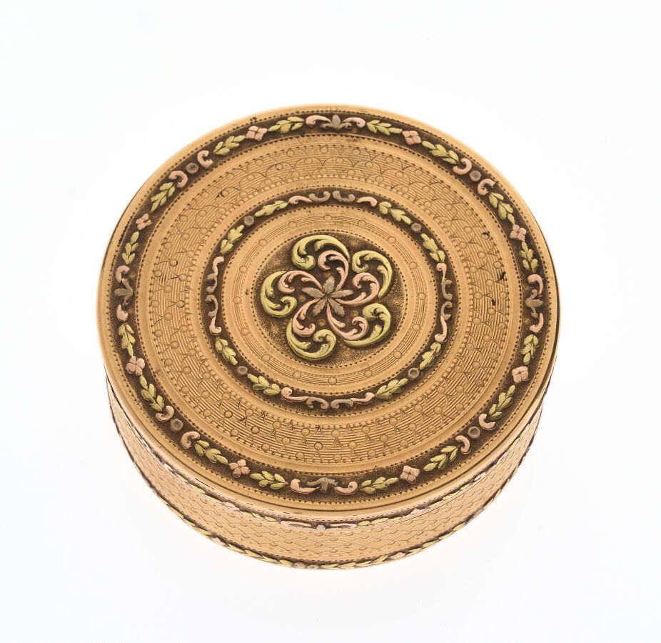 Null 黄金和玫瑰金的药盒，750/°°凹陷并刻有花的楣形图案。18世纪。 D：6厘米。高：2厘米。重量：87.01克。