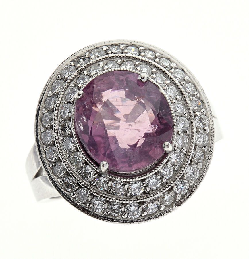 Null RING in white gold 750/°° set with a 4.62 ct oval-cut pink sapphire in a do&hellip;