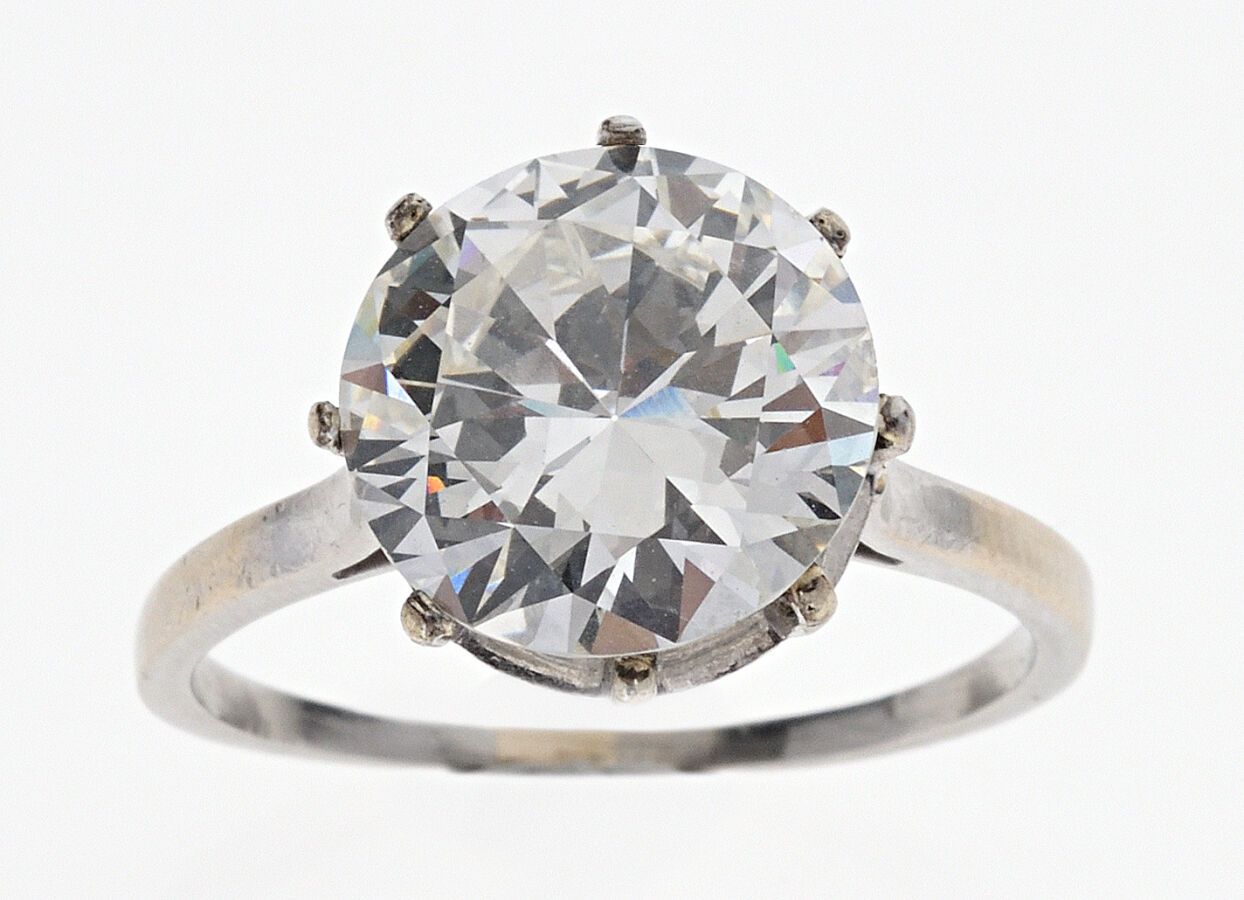 Null 铂金850/°的单颗钻石戒指，根据2022年6月3日LFG的初步检查，镶嵌了一颗4.10克拉的半切割钻石，I色，SI1净度，低荧光。尺寸：10.72-&hellip;