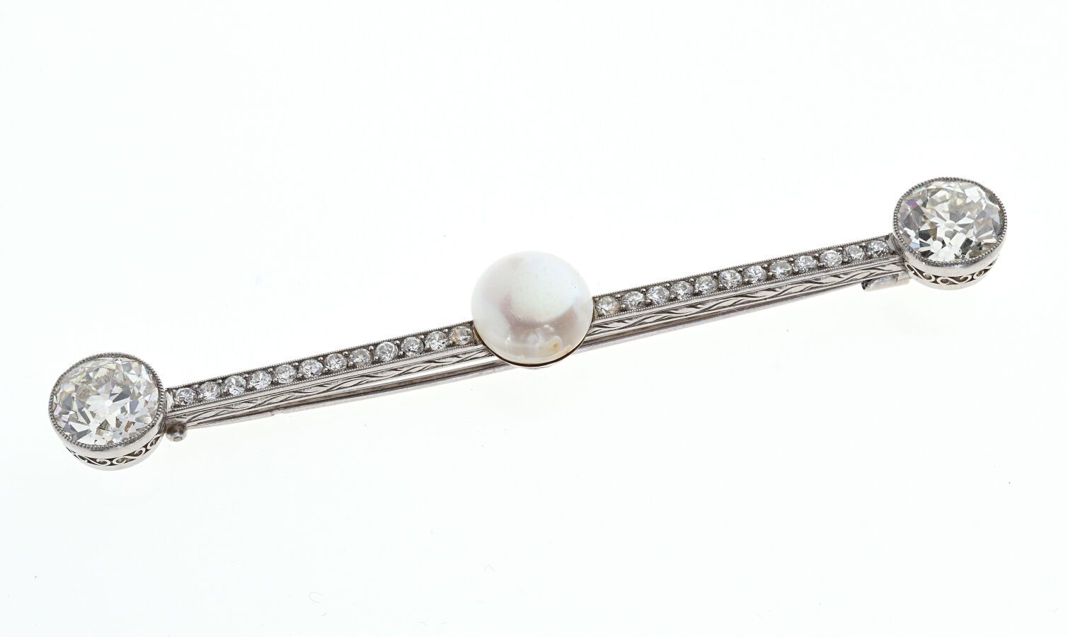 Null 一枚850/°°的大型铂金 "发夹 "胸针，上面镶嵌着一颗10.3毫米的大纽扣珍珠和两颗分别为3.10克拉和3.00克拉的老式切割钻石，并由一排小钻石&hellip;