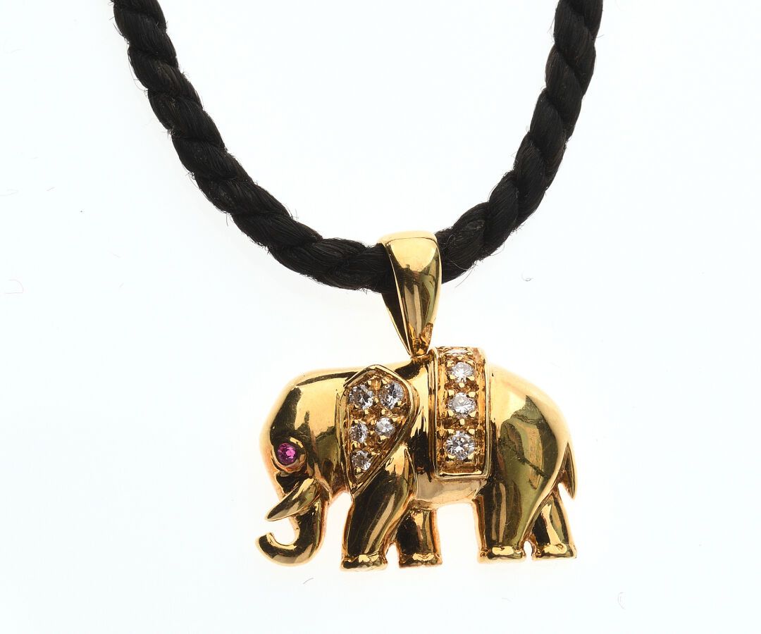 Null 大象 "吊坠，黄金750/°，眼睛镶嵌红宝石，身体镶嵌钻石。黑线。高1.5厘米。毛重：6.3克。