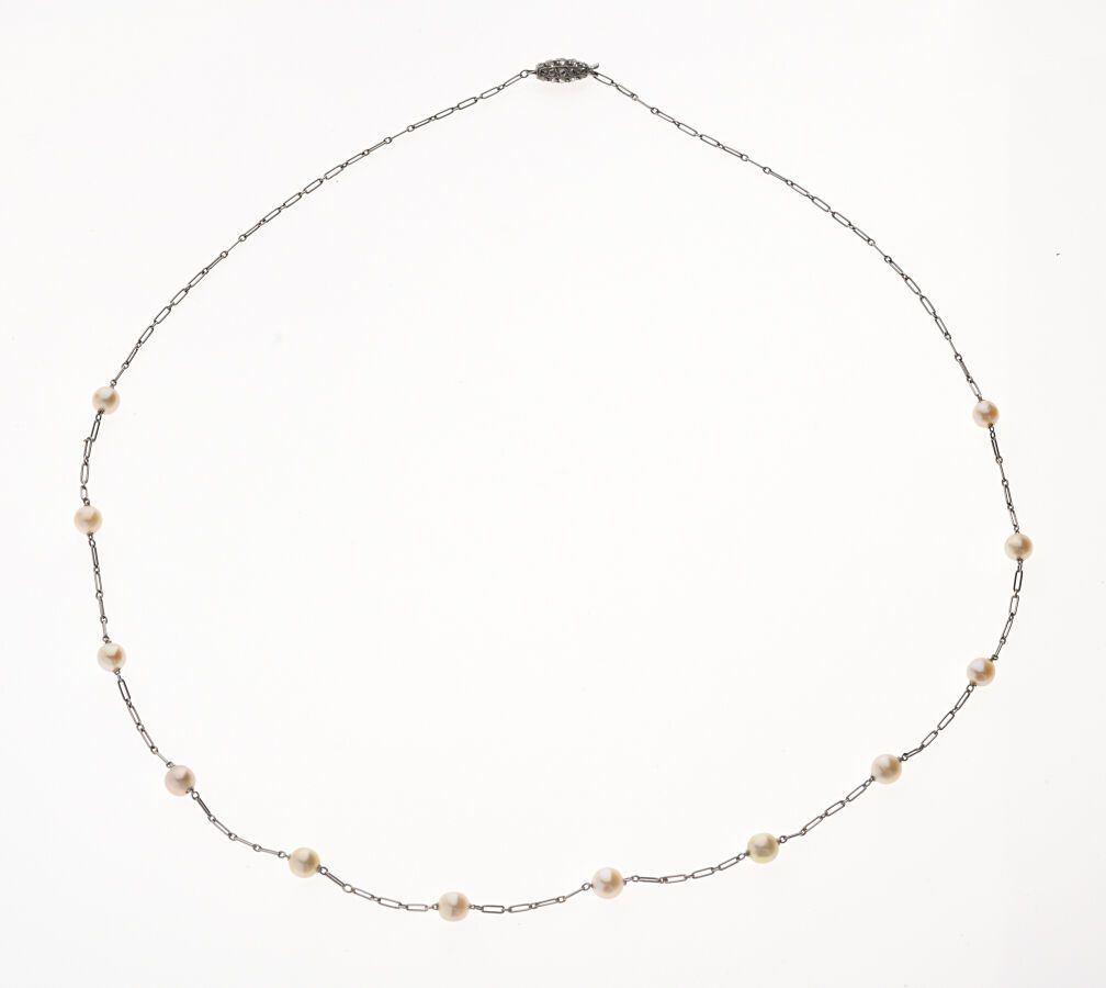 Null 铂金850/°项链，用12颗4.3至4.5毫米的珍珠点缀，橄榄形扣子上镶嵌着玫瑰式切割钻石。法国作品，大约在1910-1920年的装饰艺术时期。长46&hellip;