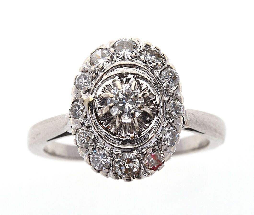 Null 装饰艺术风格的750/°°白金戒指，镶有一颗0.15克拉的明亮式切割钻石，并镶嵌有老式和8/8切割钻石（碎片）。手指大小：52。毛重：4.4克。