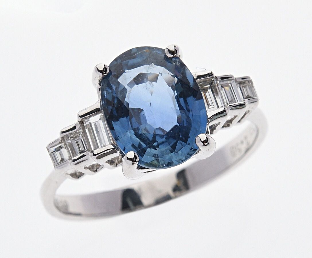 Null 750/°白金戒指，镶嵌一颗约2.5克拉的椭圆形蓝宝石和阶梯状长方形钻石。未加热的蓝宝石。手指大小：53。毛重：2.9克。 

360可通过复制链接获&hellip;