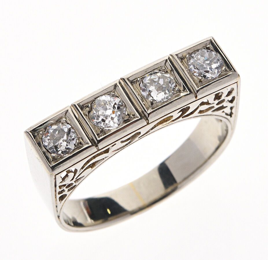 Null Tank "白金戒指，750/°°，镶嵌四颗老式切割钻石，每颗约0.12克拉。法国作品，约1935-40年。主邮票HP。手指大小：54。毛重：3.7克&hellip;