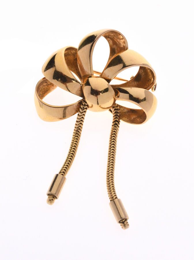 Null 黄金750/°"Noeud "胸针，带子为管状风格。法国作品，约1950年，5.5 x 3.2厘米。重量：13.0克。