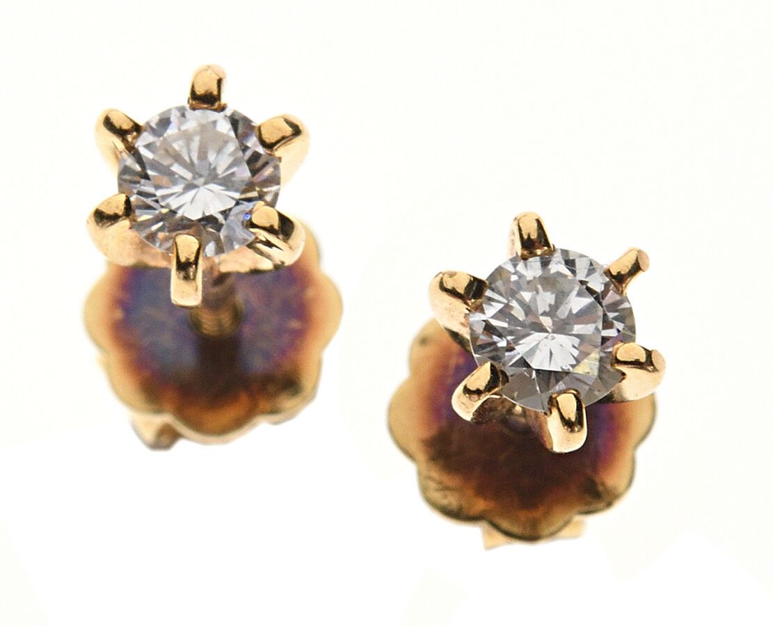 Null Paar Ohrstecker aus 750/°° Gelbgold mit je einem Diamant im Brillantschliff&hellip;